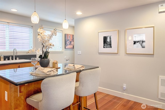 dining space featuring recessed lighting, light wood-style floors, and baseboards