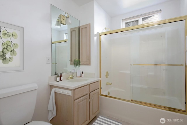 full bath with combined bath / shower with glass door, toilet, and vanity