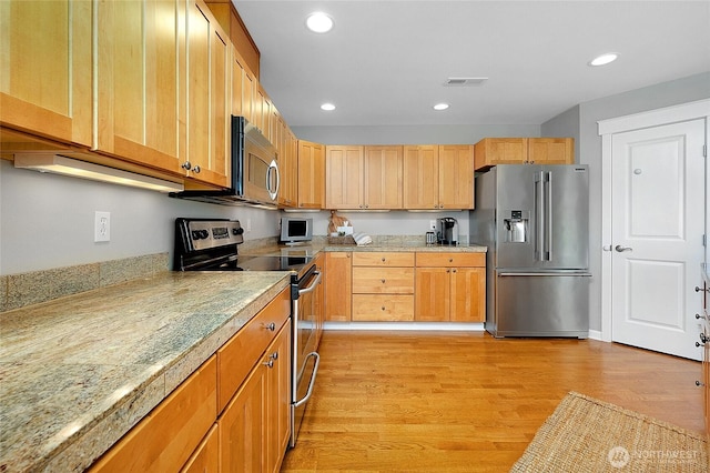 kitchen with visible vents, light wood-type flooring, light countertops, recessed lighting, and stainless steel appliances