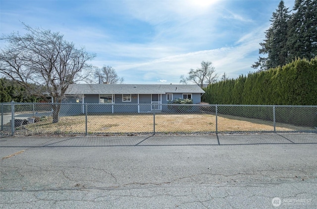 view of front of home featuring a fenced front yard