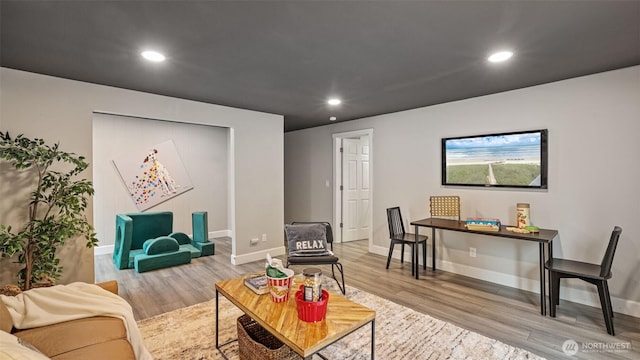 living area featuring recessed lighting, wood finished floors, and baseboards