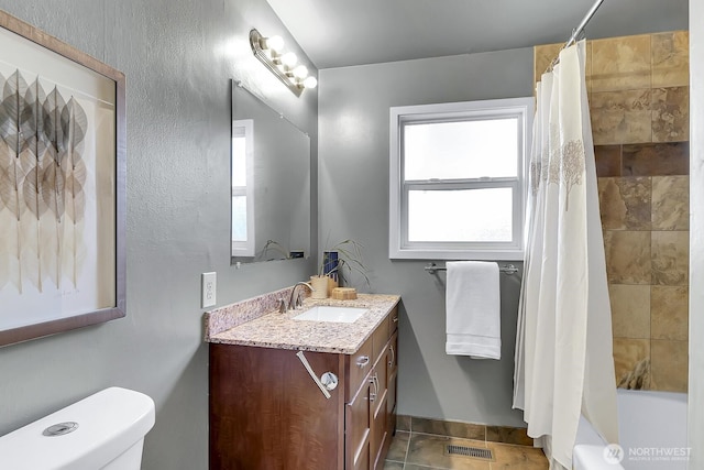 full bath featuring vanity, toilet, visible vents, and shower / tub combo with curtain