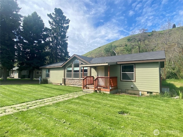 view of front of property featuring a front yard