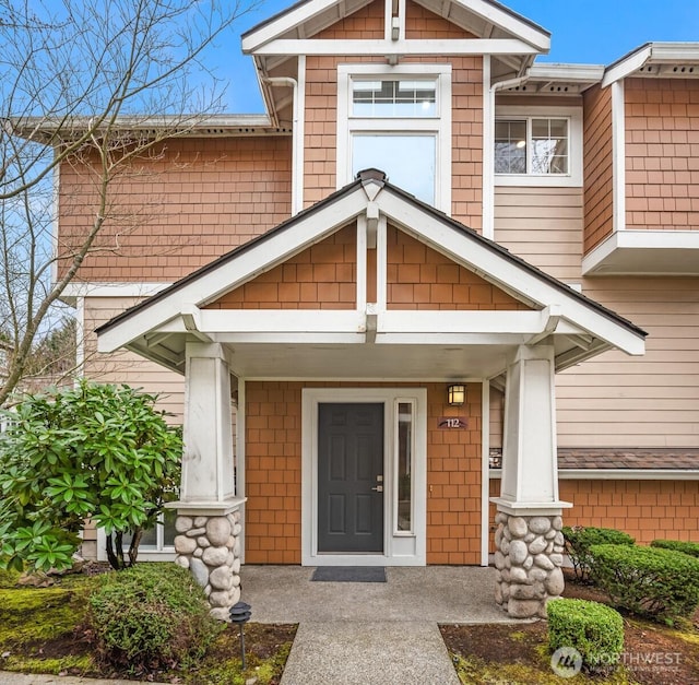 entrance to property featuring covered porch