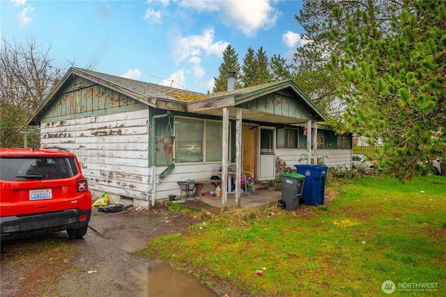 view of front of home featuring a front yard