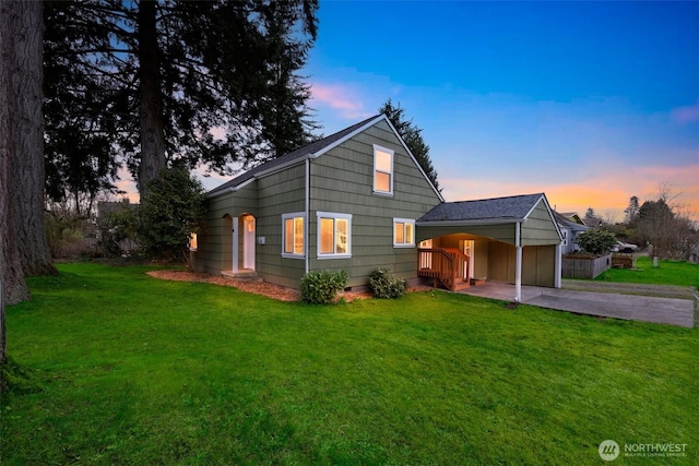 view of front facade featuring a front yard, a carport, and driveway