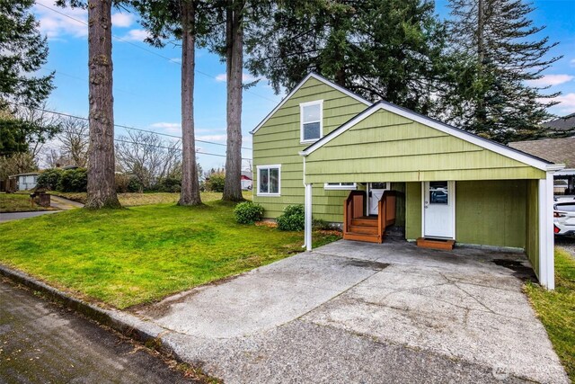 view of front of home featuring driveway and a front lawn