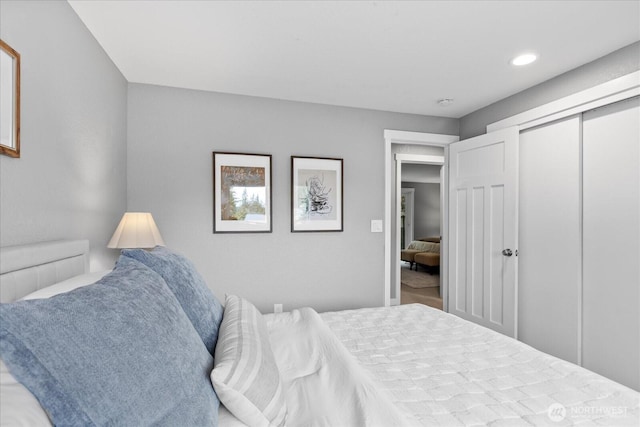 bedroom featuring recessed lighting and a closet