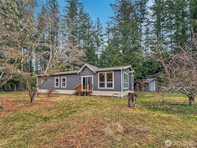 manufactured / mobile home with crawl space and a front yard