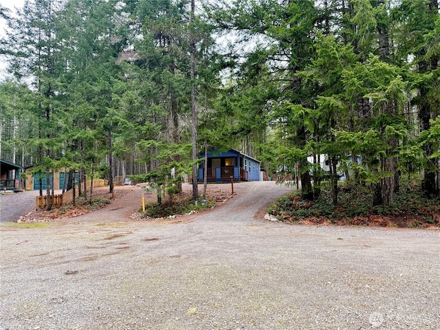 view of front of property with gravel driveway