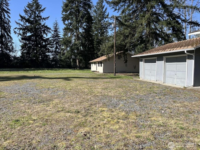 view of yard with an outbuilding