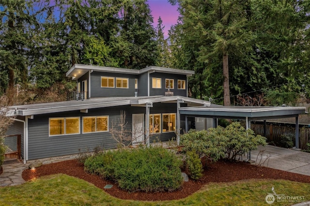 view of front facade featuring a carport and concrete driveway