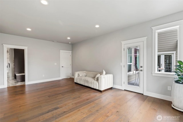 sitting room featuring recessed lighting, wood finished floors, and baseboards