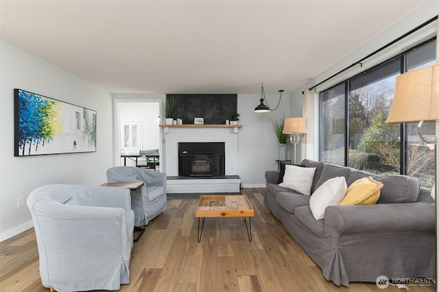 living area with light wood-type flooring and baseboards