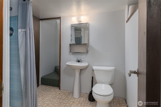 full bathroom with curtained shower and toilet