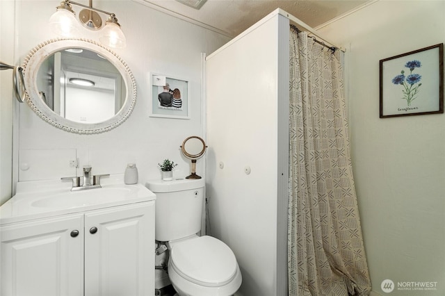 full bath featuring a shower with curtain, toilet, visible vents, and vanity