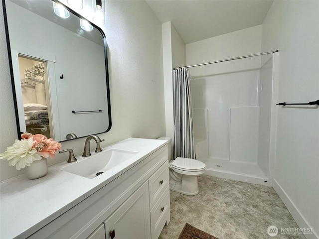 bathroom featuring a shower with curtain, vanity, and toilet