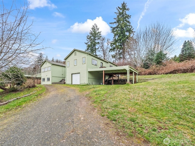 view of front of house with a front lawn, an attached garage, and dirt driveway