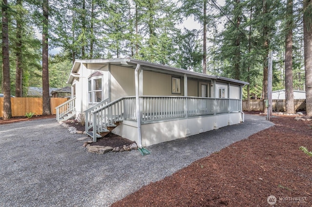 manufactured / mobile home featuring fence and covered porch