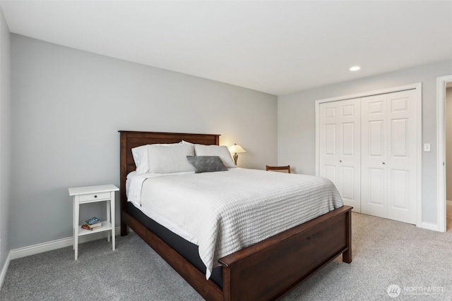 carpeted bedroom with recessed lighting, baseboards, and a closet