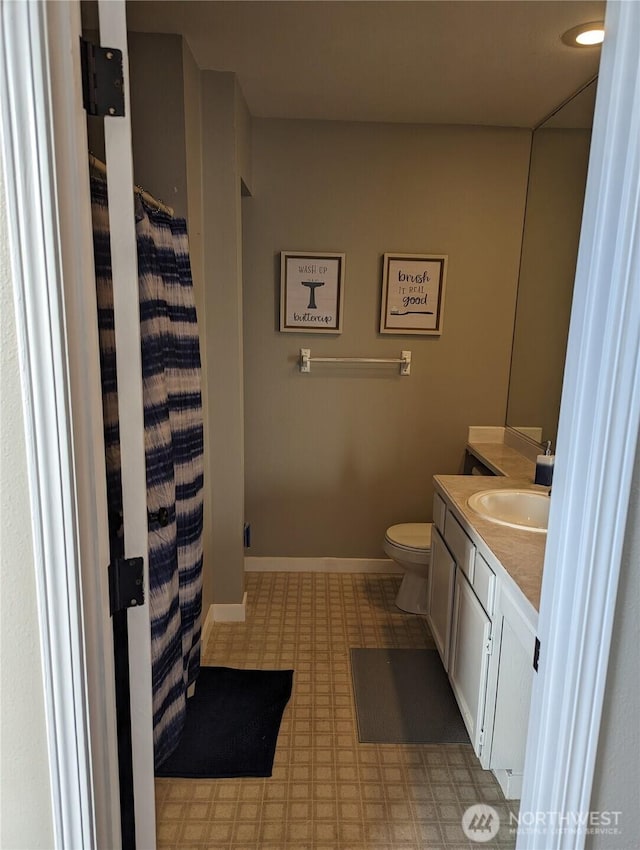 full bathroom featuring vanity, a shower with shower curtain, baseboards, tile patterned floors, and toilet