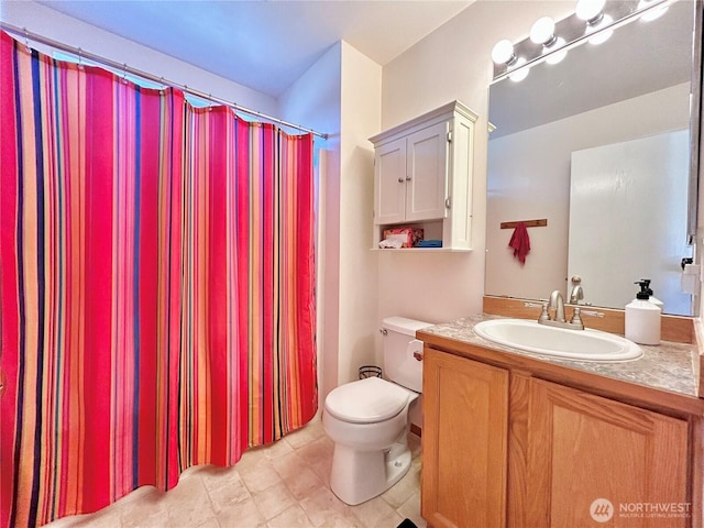 full bathroom featuring a shower with shower curtain, toilet, and vanity