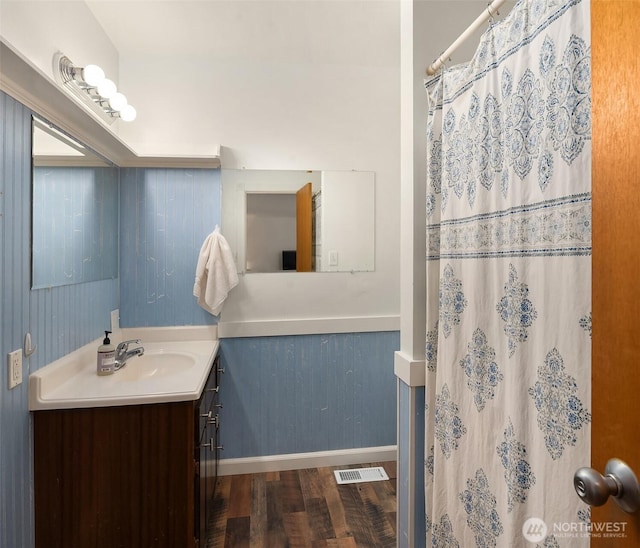 full bath featuring a shower with shower curtain, visible vents, wood finished floors, and vanity