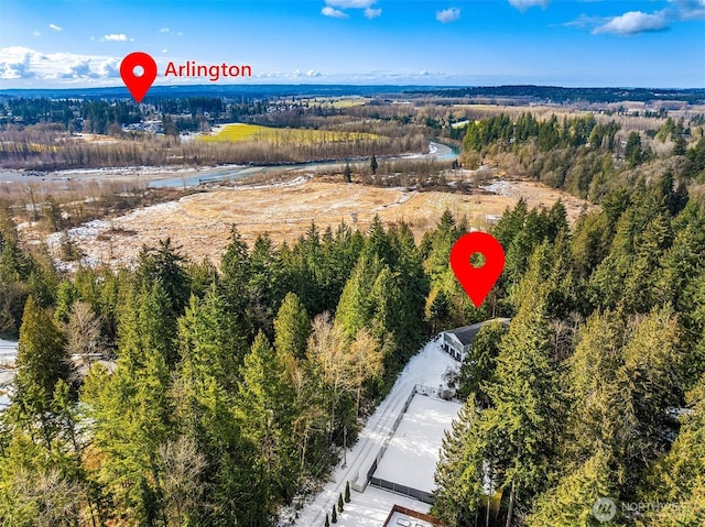 birds eye view of property featuring a forest view