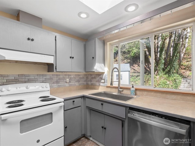 kitchen with a sink, electric stove, under cabinet range hood, gray cabinets, and stainless steel dishwasher