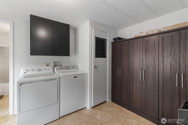 washroom with visible vents, cabinet space, and independent washer and dryer