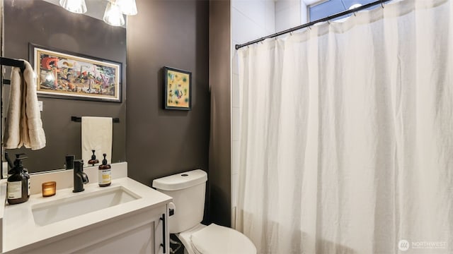 full bath featuring a shower with shower curtain, toilet, and vanity