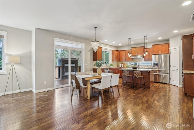 dining space featuring recessed lighting, dark wood-style floors, and baseboards