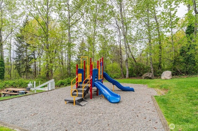 975 Aberdeen Ave NE Unit F407, Renton, WA 98056 - community play area featuring a yard
