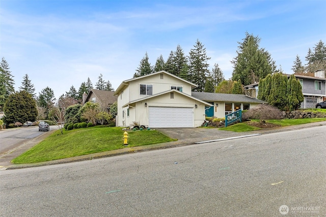 view of front of home featuring aphalt driveway, stucco siding, and a front yard