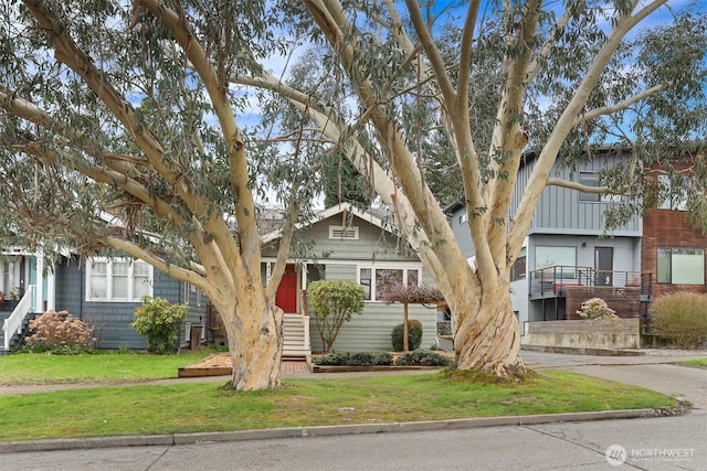 view of front of house featuring a front lawn