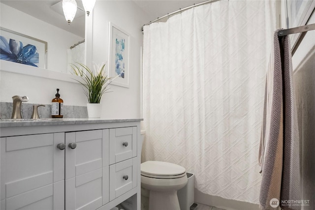 full bath with vanity, curtained shower, and toilet