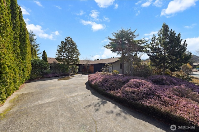 view of front of property with driveway