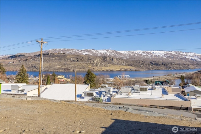 water view featuring a mountain view