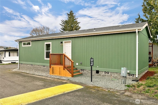 view of front facade featuring crawl space