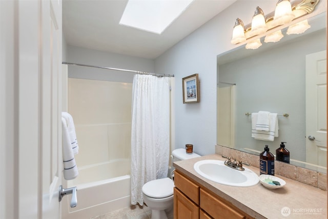 full bathroom featuring toilet, shower / bath combo with shower curtain, and vanity