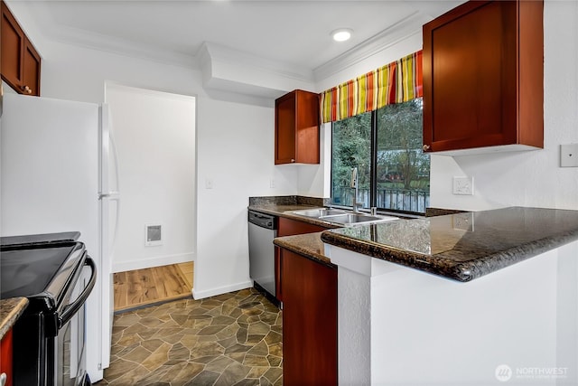 kitchen featuring black range with electric stovetop, a sink, a peninsula, crown molding, and dishwasher