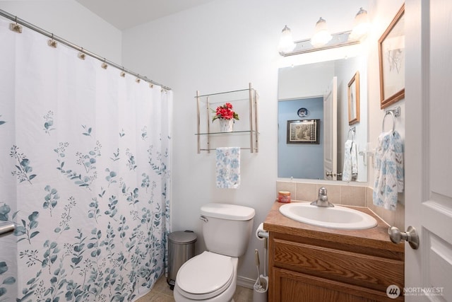 bathroom featuring backsplash, toilet, a shower with shower curtain, and vanity