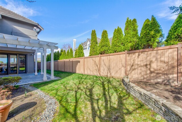 view of yard featuring a patio area, a fenced backyard, and a pergola