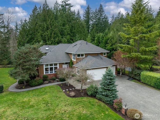 view of front of house featuring driveway, an attached garage, and a front lawn