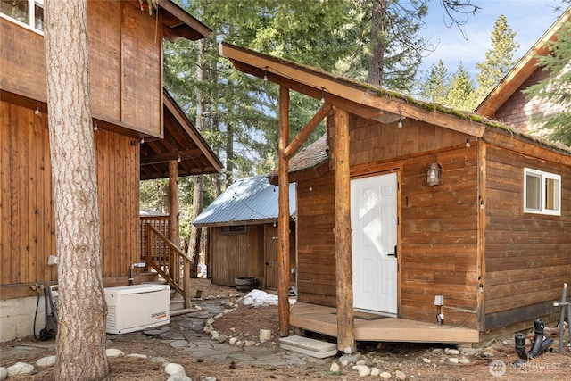 view of outdoor structure featuring an outbuilding