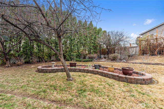 view of yard featuring an outdoor fire pit