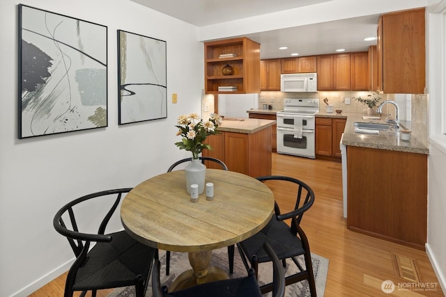 dining space with recessed lighting, visible vents, light wood-style flooring, and baseboards