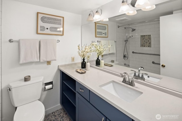 full bath featuring visible vents, toilet, tiled shower, baseboards, and vanity