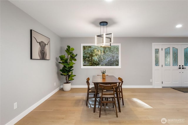 dining area with recessed lighting, light wood-style flooring, and baseboards