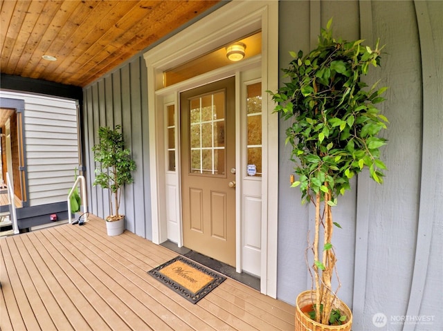 entrance to property featuring covered porch